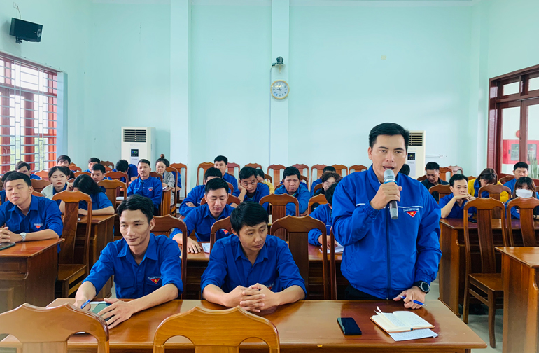 Đoàn viên, thanh niên tham gia ý kiến, kiến nghị và đặt câu hỏi cho lãnh đạo địa phương