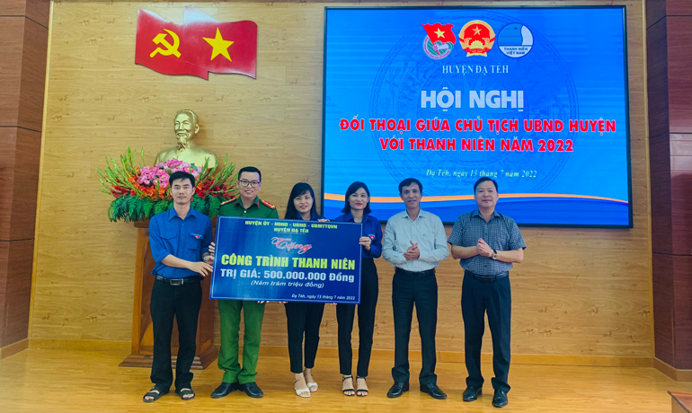 Huyện ủy, HĐND, UBND, Ủy ban MTTQ huyện Đạ Tẻh trao tặng công trình thanh niên trị giá 500 triệu đồng