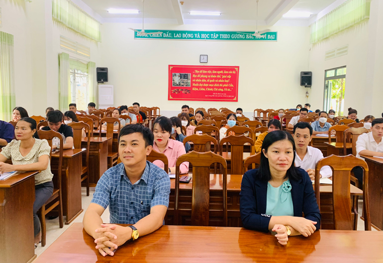 Đạ Tẻh: Khai giảng lớp bồi dưỡng lý luận chính trị dành cho đảng viên mới