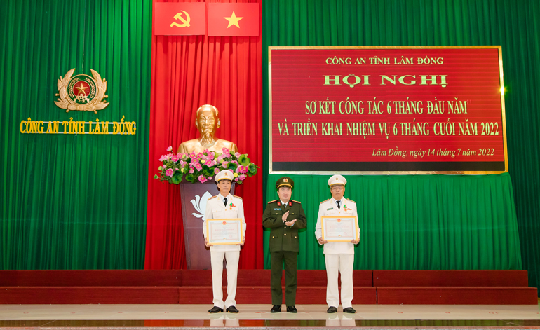 Nhiều tập thể, cá nhân được Bộ Công an và UBND tỉnh tặng bằng khen