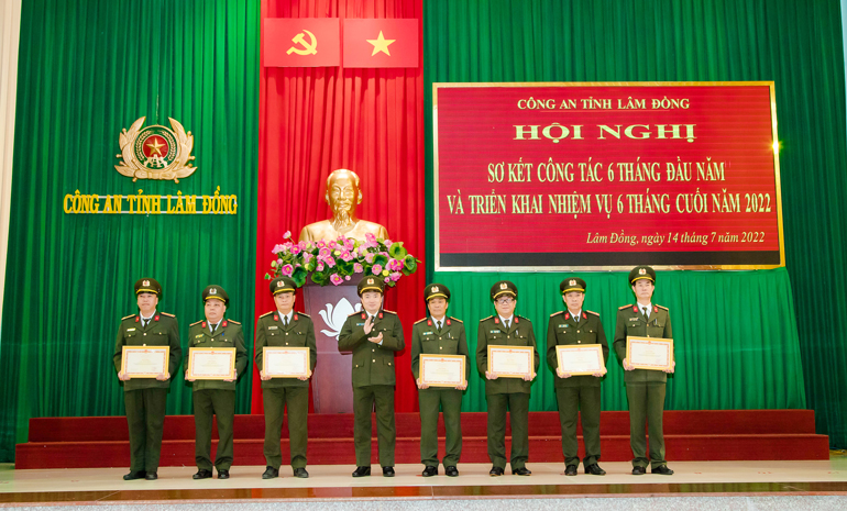 Giám đốc Công an tỉnh trao bằng khen của Bộ Công an cho các tập thể, cá nhân có thành tích xuất sắc trong công tác