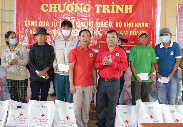Trao 100 phần quà cho người dân khó khăn tại Lâm Hà