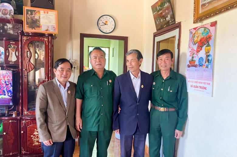Đoàn thăm, tặng quà thương binh 3/4 Nguyễn Văn Toàn
