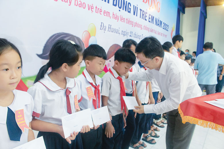 Quan tâm chăm sóc và bảo vệ trẻ em