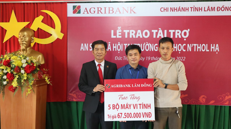 Trao 5 bộ máy tính cho Trường Tiểu học N'thol Hạ