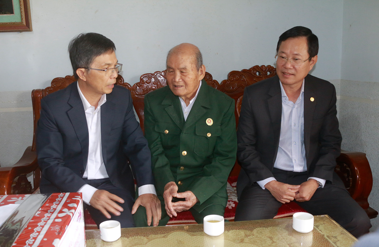 Phó Chủ tịch UBND tỉnh Lâm Đồng Đặng Trí Dũng thăm hỏi tình hình sức khỏe thương binh Ngô Viết Ngưu – huyện Lạc Dương