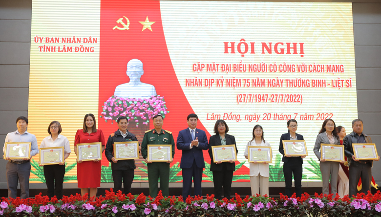 Đồng chí Trần Đình Văn – Phó Bí thư Thường trực Tỉnh uỷ Lâm Đồng trao bằng khen của UBND tỉnh Lâm Đồng cho các tập thể có thành tích xuất sắc trong thực hiện chính sách người có công với cách mạng và phong trào đền ơn đáp nghĩa