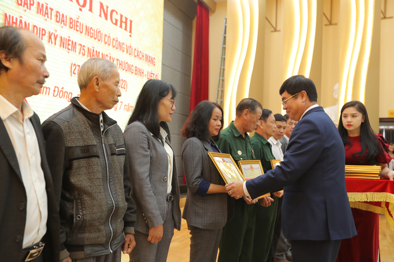 Đồng chí Trần Đình Văn – Phó Bí thư Thường trực Tỉnh uỷ Lâm Đồng trao bằng khen của UBND tỉnh Lâm Đồng cho các cá nhân có thành tích xuất sắc trong thực hiện chính sách người có công với cách mạng và phong trào đền ơn đáp nghĩa