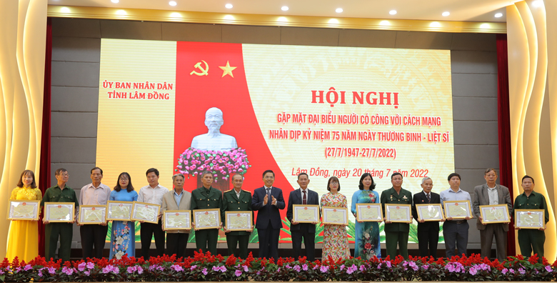 Đồng chí Đặng Trí Dũng - Phó Chủ tịch UBND tỉnh trao bằng khen của UBND tỉnh Lâm Đồng cho các cá nhân có thành tích xuất sắc trong thực hiện chính sách người có công với cách mạng và phong trào đền ơn đáp nghĩa