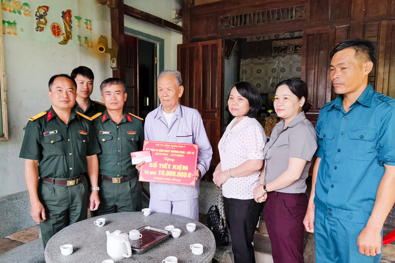 Bộ Chỉ huy Quân sự tặng sổ tiết kiệm cho gia đình thương binh