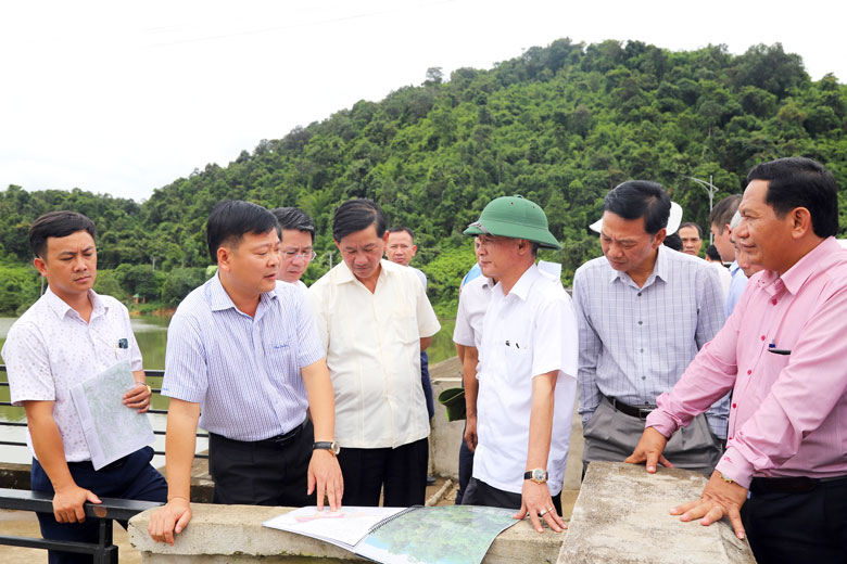 Đoàn công tác kiểm tra thực tế tại hồ thủy lợi Đạ Tẻh