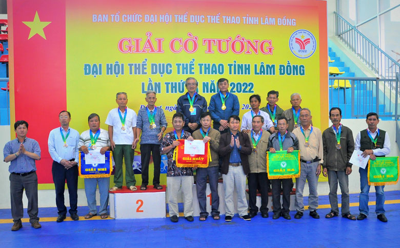 Ban tổ chức trao giải đồng đội cho nhóm tuổi trên 55