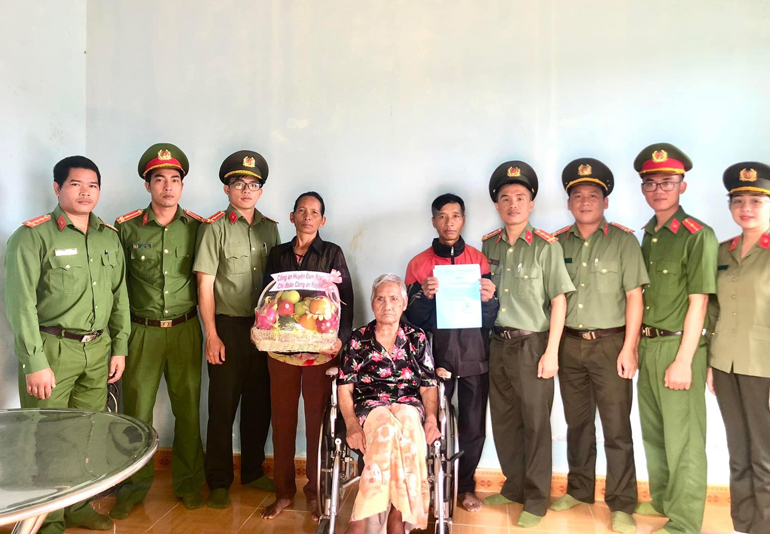 Công an huyện Đam Rông: Thăm, tặng quà các thương binh, gia đình liệt sĩ