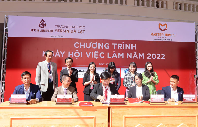 Trường Đại học Yersin Đà Lạt ký kết hợp tác với các doanh nghiệp