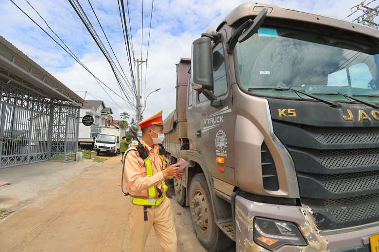 Xử phạt tài xế và doanh nghiệp 283 triệu đồng về hành vi chở quá tải trọng