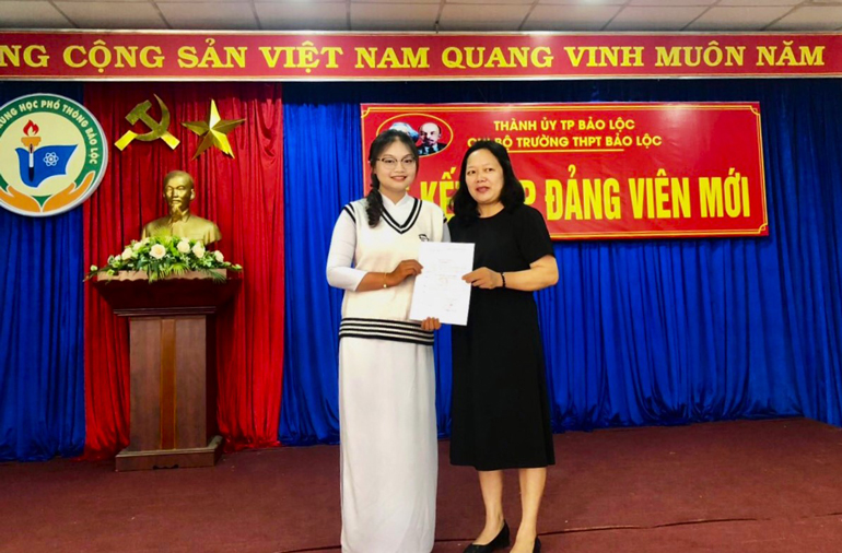 Nữ sinh trường THPT Bảo Lộc vinh dự được kết nạp Đảng