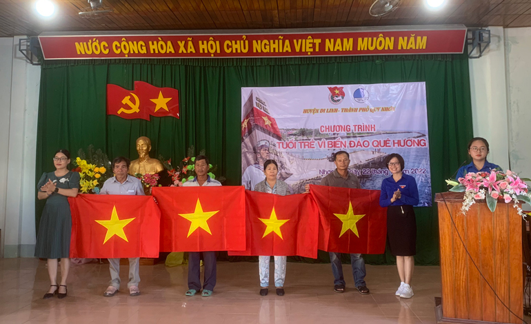 Huyện đoàn Di Linh thăm, tặng cờ Tổ quốc cho ngư dân tại xã đảo Nhơn Lý