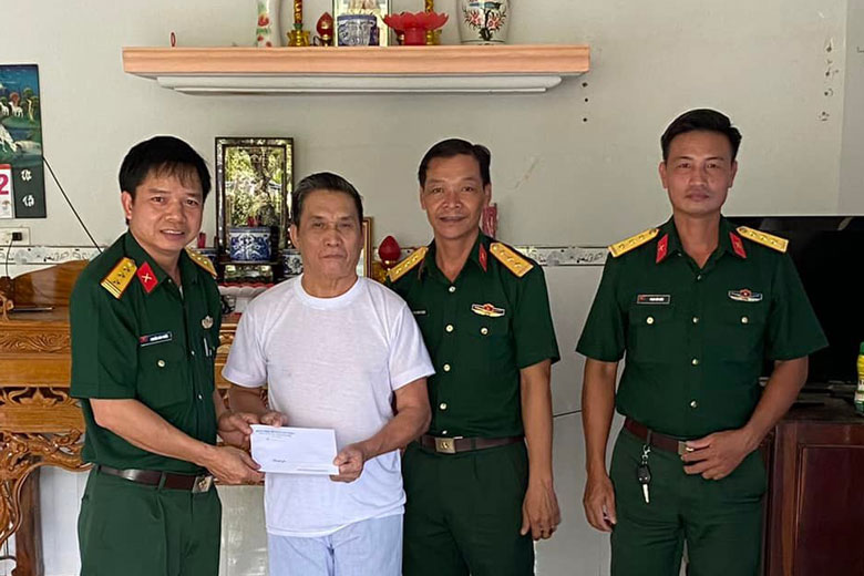 Ban Chỉ huy Quân sự huyện Cát Tiên thăm tặng quà các gia đình chính sách