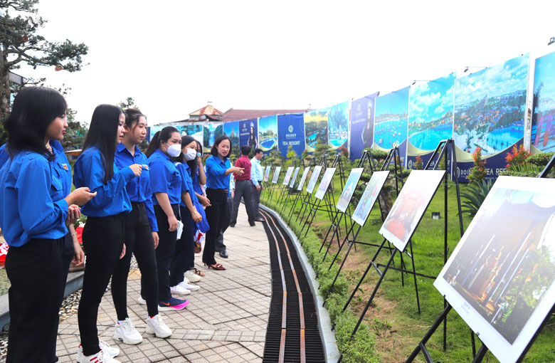 Đoàn viên, thanh niên thưởng lãm ảnh tại triển lãm