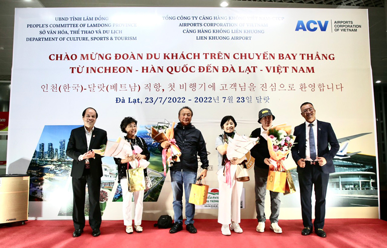 Sân bay Liên Khương đón đoàn khách quốc tế đầu tiên sau đại dịch Covid-19