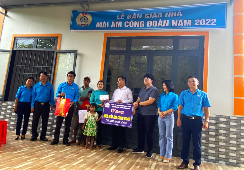 Trao tặng Mái ấm Công đoàn cho ngươi lao động khó khăn