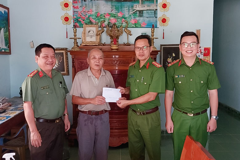 Công an huyện Đạ Tẻh thăm, tặng quà gia đình bệnh binh