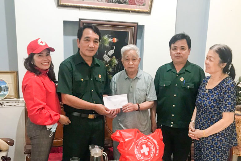 Đơn Dương: Thăm, tặng quà các gia đình thương binh, bệnh binh