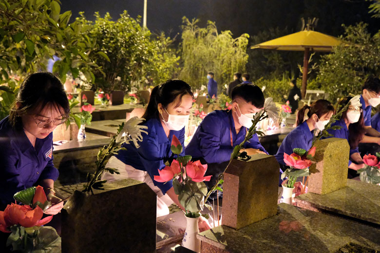 Lên án, bác bỏ những luận điệu vô ơn, tráo trở