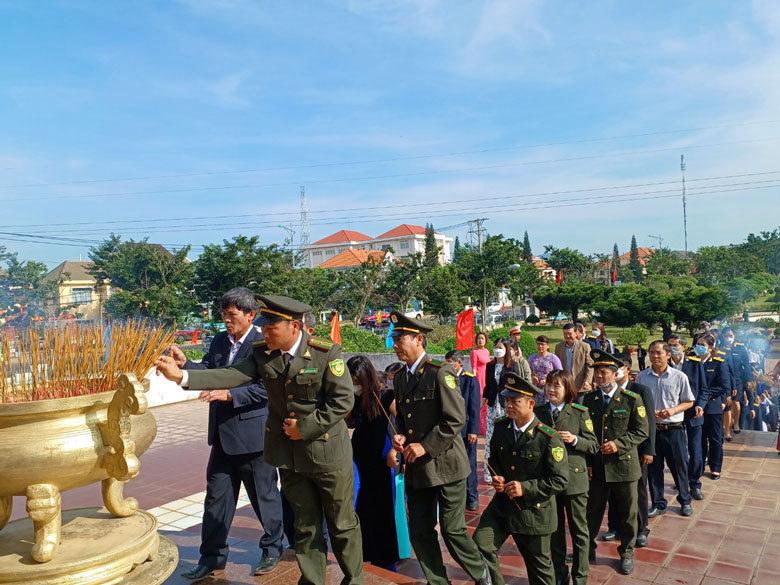 Đức Trọng tổ chức viếng Đài tưởng niệm anh hùng liệt sỹ