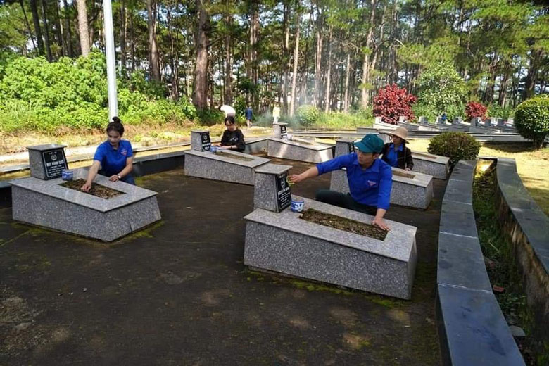Thanh niên Di Linh ra quân bảo vệ môi trường