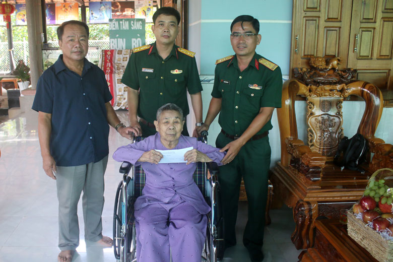 Ban Chỉ huy Quân sự huyện Đạ Tẻh thăm, tặng quà nhân ngày 27/7