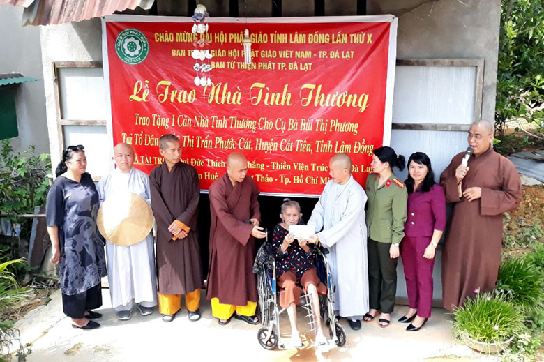 Cát Tiên: Trao tặng quà cho học sinh, gia đình khó khăn