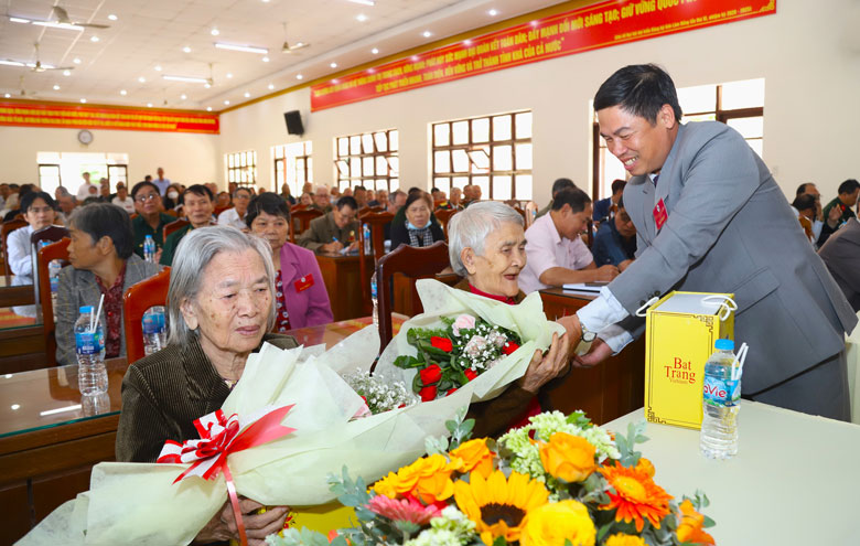 Bảo Lộc: Biểu dương người có công tiêu biểu và các tập thể, cá nhân làm tốt công tác đền ơn đáp nghĩa