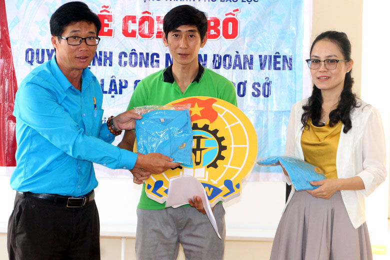 Ông Lê Ngọc Phúc - Phó Chủ tịch Thường trực LĐLĐ tỉnh Lâm Đồng trao logo, áo công đoàn đến các công đoàn cơ sở vừa được thành lập