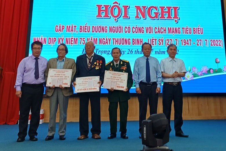 Các đồng chí Nguyễn Ngọc Phúc - Bí thư Huyện ủy Đức Trọng, Lê Hồng Khánh – Phó Bí thư Thường trực Huyện ủy, Nguyễn Văn Cường – Chủ tịch UBND huyện Đức Trọng trao sổ tiết kiệm trị giá 20 triệu đồng cho AHLLVT và lão thành cách mạng