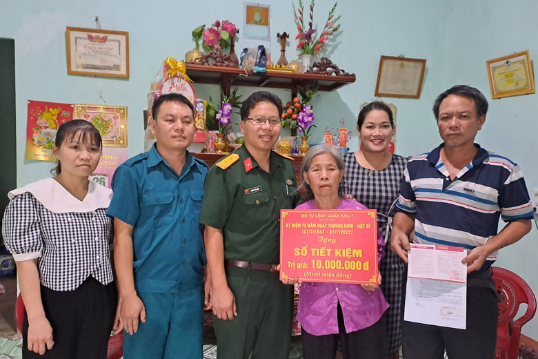 Bộ Chỉ huy Quân sự tỉnh tặng sổ tiết kiệm cho gia đình chính sách