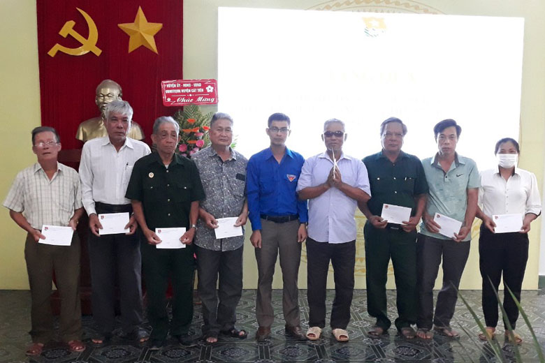 Đoàn Khối Doanh nghiệp tỉnh trao tặng quà cho các gia đình chính sách
