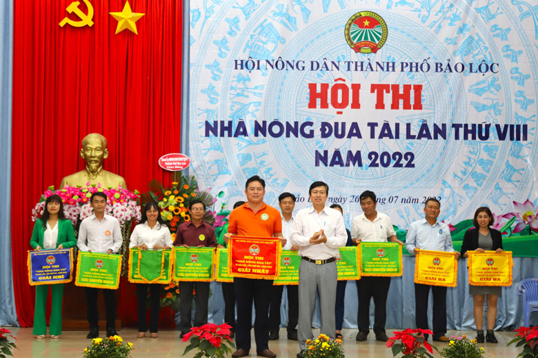 Ban tổ chức trao giải nhất cho Hội Nông dân Phường 2 và trao giải cho các đội tham gia Hội thi