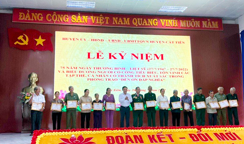 Cát Tiên: Gặp mặt, biểu dương người có công tiêu biểu và các tập thể, cá nhân làm tốt công tác ''Đền ơn đáp nghĩa''