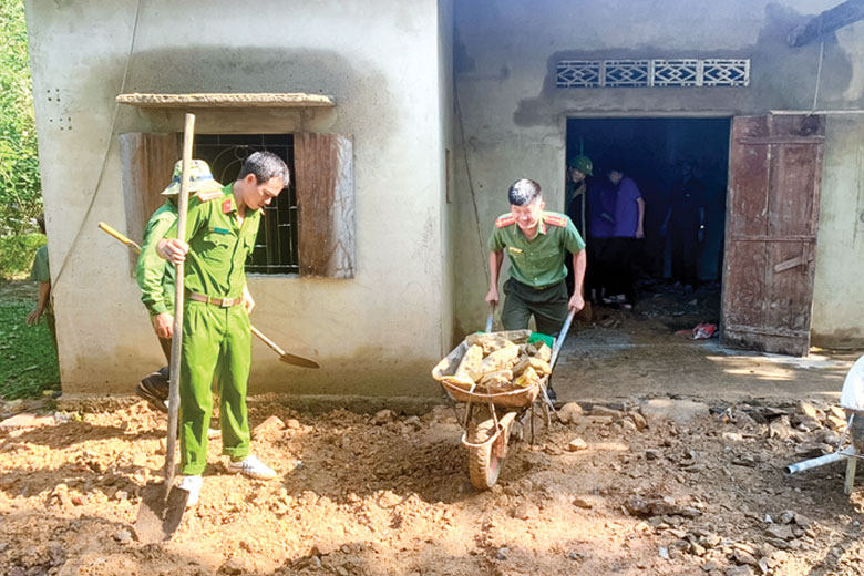 Đoàn Thanh niên Công an huyện Đạ Tẻh tổ chức sửa chữa, làm sân, cổng... cho gia đình bà Triệu Thị Viền là vợ của liệt sĩ, gia đình khó khăn. Ảnh: Thân Thu Hiền