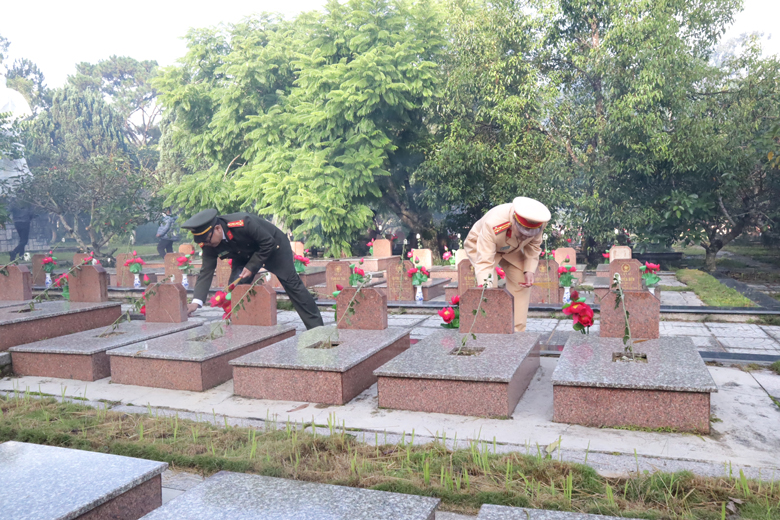 Tuổi trẻ Công an tỉnh thắp hương tri ân các anh hùng liệt sĩ đã ngã xuống vì độc lập dân tộc