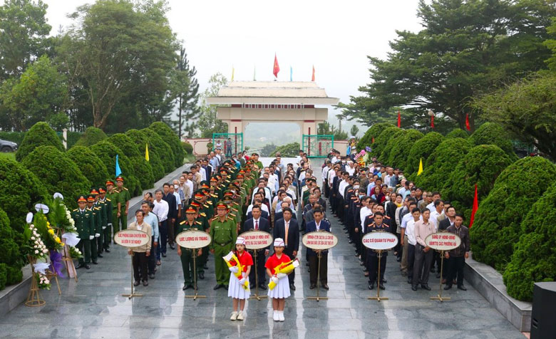 Lãnh đạo TP Bảo Lộc viếng Nghĩa trang Liệt sỹ nhân kỷ niệm 75 năm ngày Thương binh - Liệt sỹ