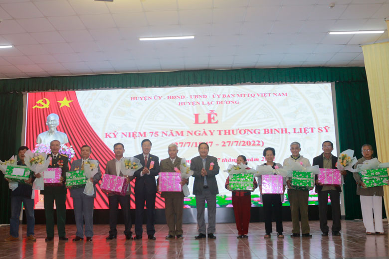 Tặng quà cho các thương binh, bệnh binh, gia đình có công với cách mạng