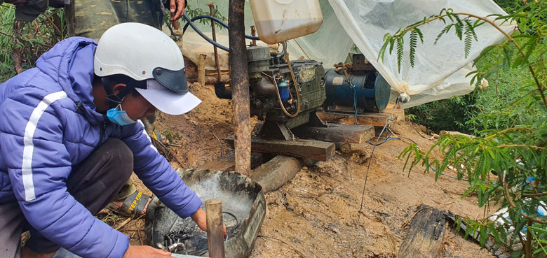 Thời điểm kiểm tra, máy phát điện phục vụ việc khai thác quặng thiếc bất hợp pháp vẫn đang hoạt động