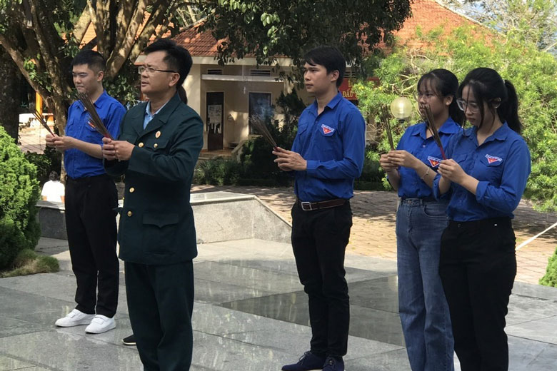 Dâng hương tại Nghĩa trang Liệt sỹ TP Bảo Lộc, tỉnh Lâm Đồng