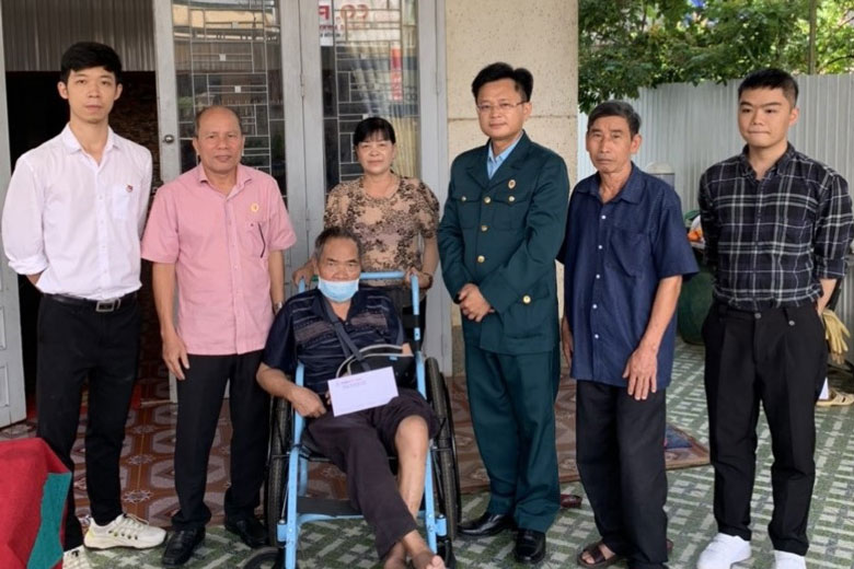 Thăm và tặng quà ông Trần Quang Khải, thương binh hạng 2/4 tại phường Lộc Sơn, TP Bảo Lộc