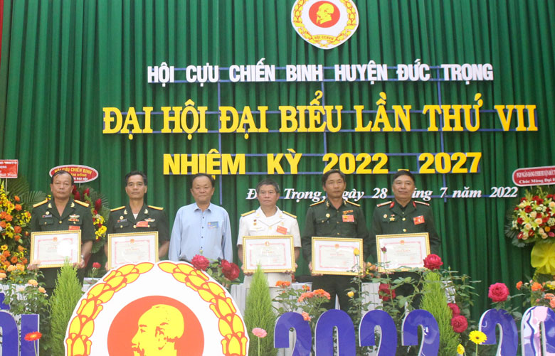 Ông Lê Hồng Khánh - Phó Bí thư Thường trực Huyện ủy, trao giấy khen của UBND huyện cho các tập thể.