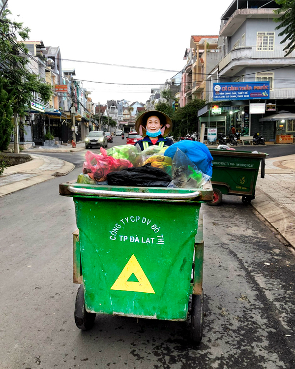 ''Cây chổi vàng'' giữ sạch đường phố