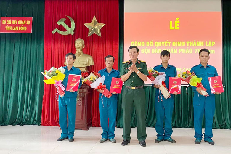 Đại diện thủ trưởng Bộ Chỉ huy Quân sự tỉnh trao quyết định Đại đội trưởng, Chính trị viên, Đại đội phó và Chính trị viên phó Đại đội