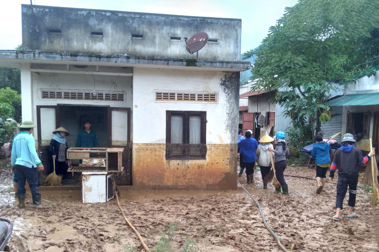 Lũ sông Đại Bình đổ về trong đêm, nhấn chìm tài sản của nhiều hộ dân